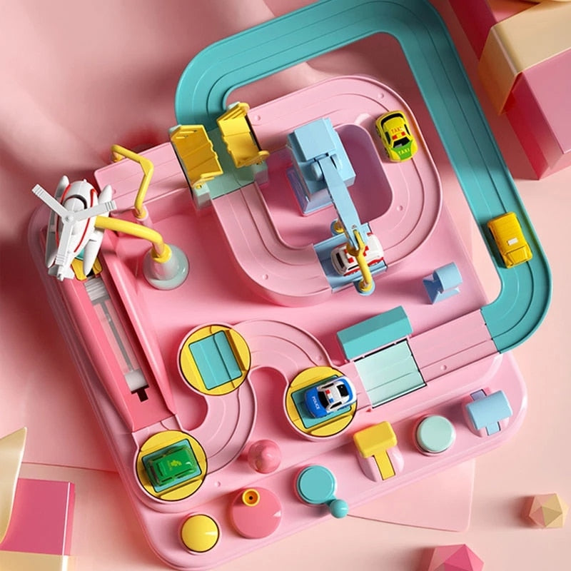 Zwei Kinder spielen gemeinsam an der Rennbahn
