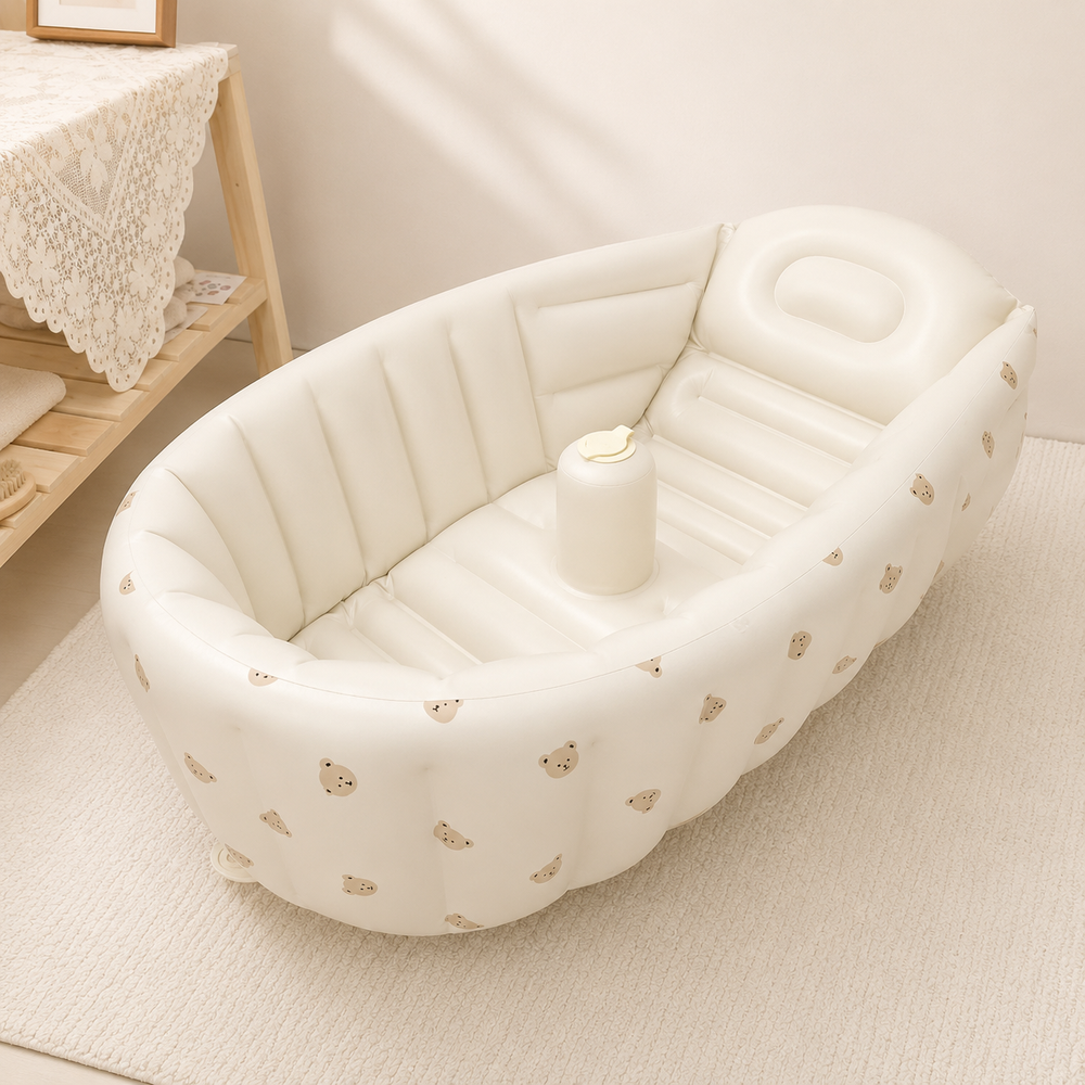 Aufblasbare Babybadewanne in Weiß mit Bärchenmuster und aufblasbarer Rückenstütze