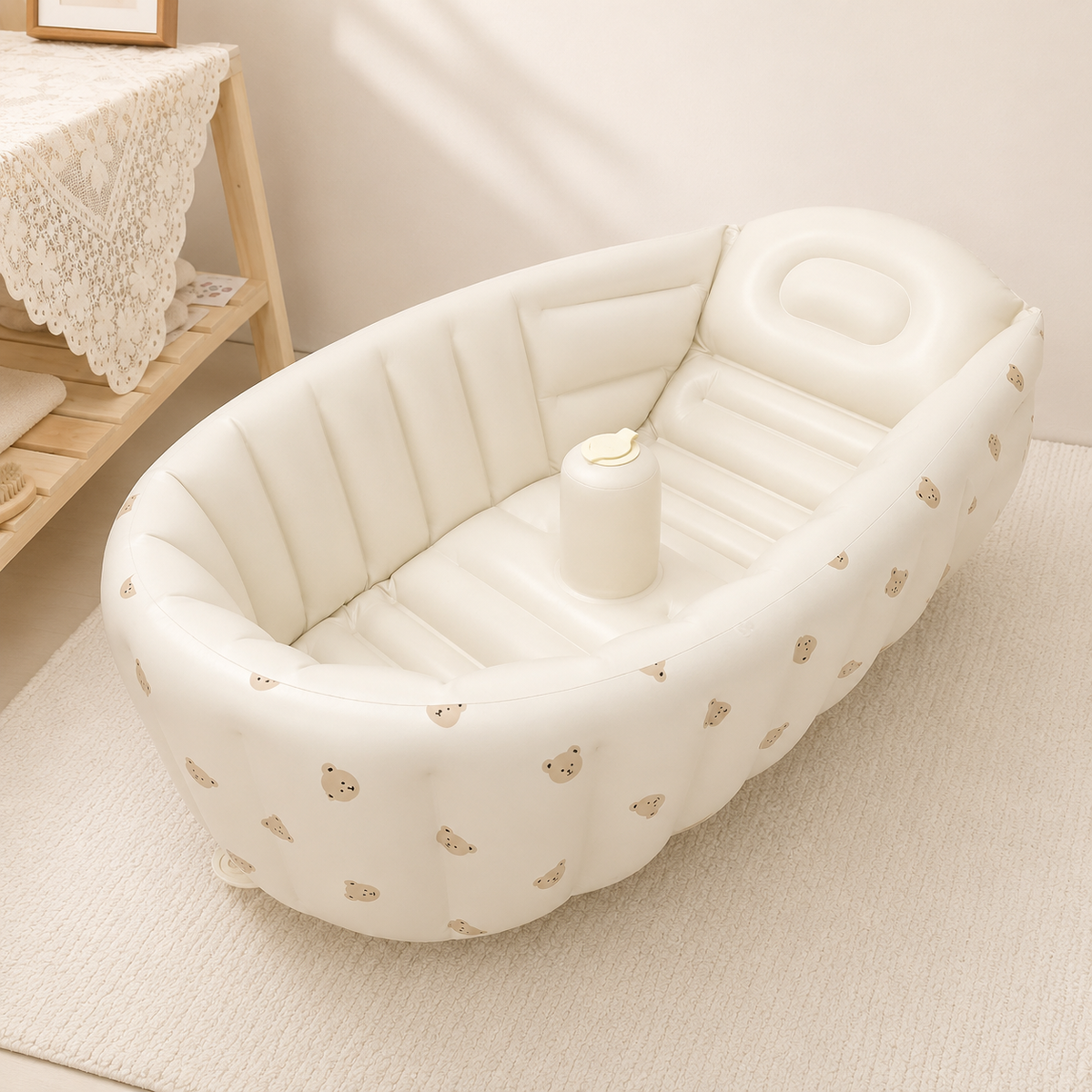 Aufblasbare Babybadewanne in Weiß mit Bärchenmuster und aufblasbarer Rückenstütze