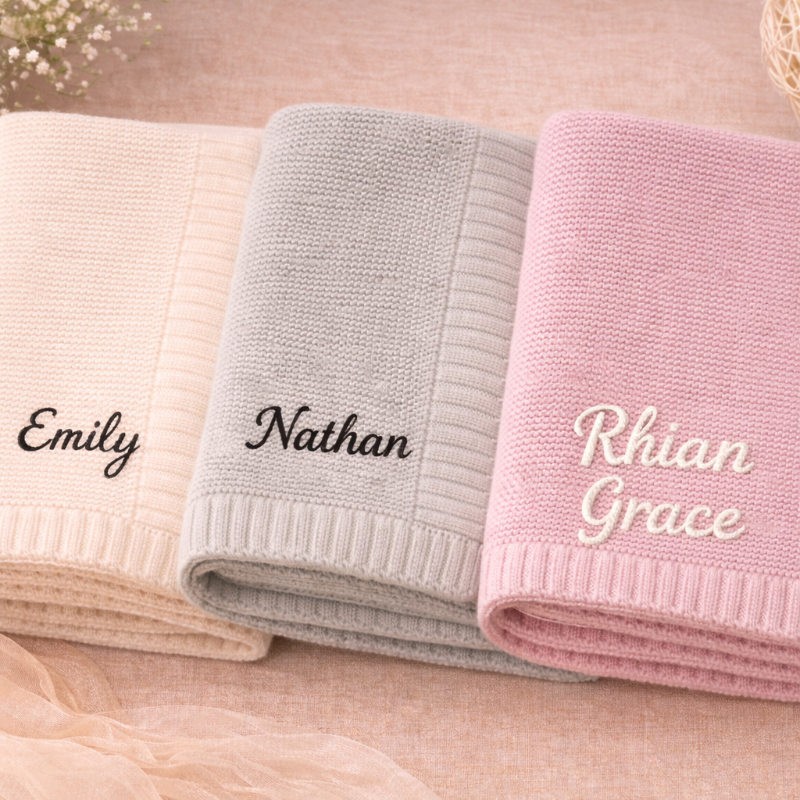 Drei gestrickte Babydecken in Pastellfarben mit gestickten Namen