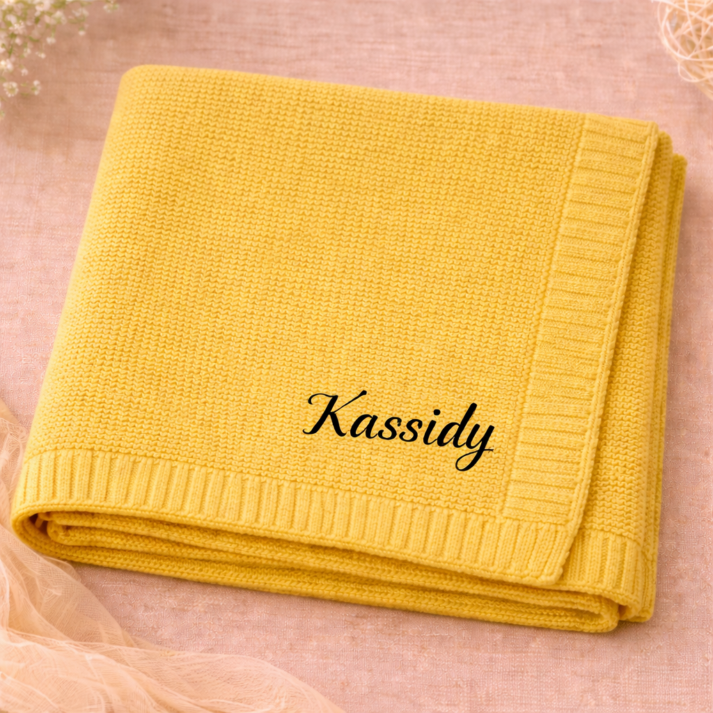 Gelbe gestrickte Babydecke mit gesticktem Namen