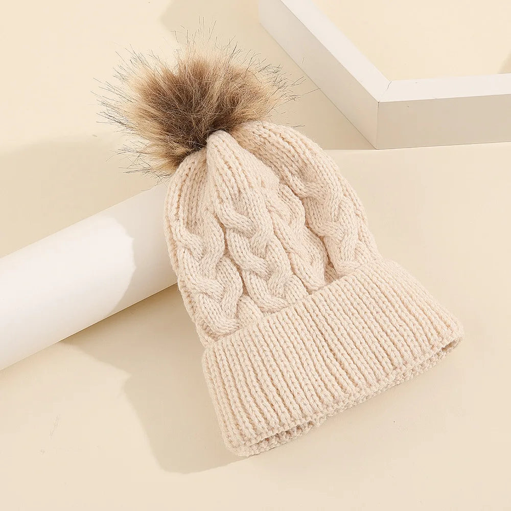 Beige Babymütze mit Bommel
