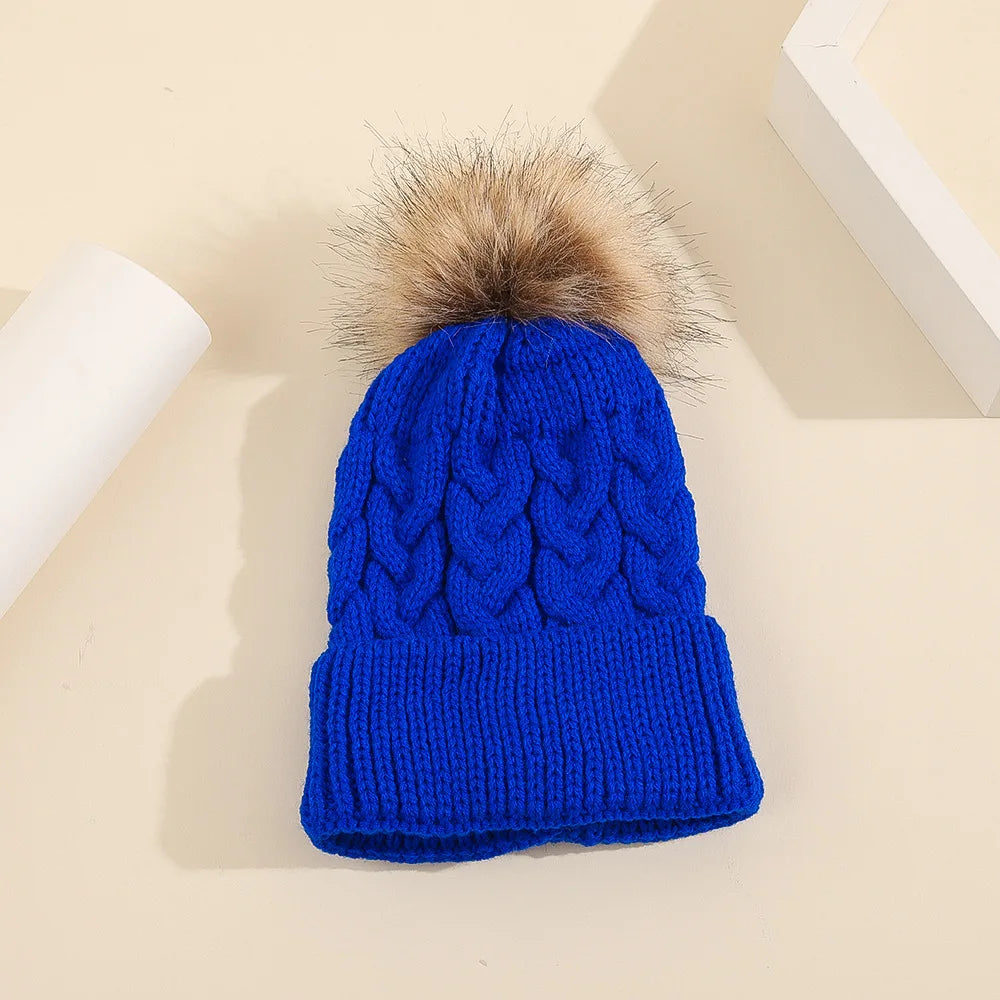 Blaue Babymütze mit Bommel