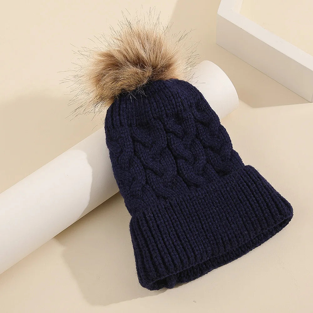 Marineblaue Babymütze mit Bommel