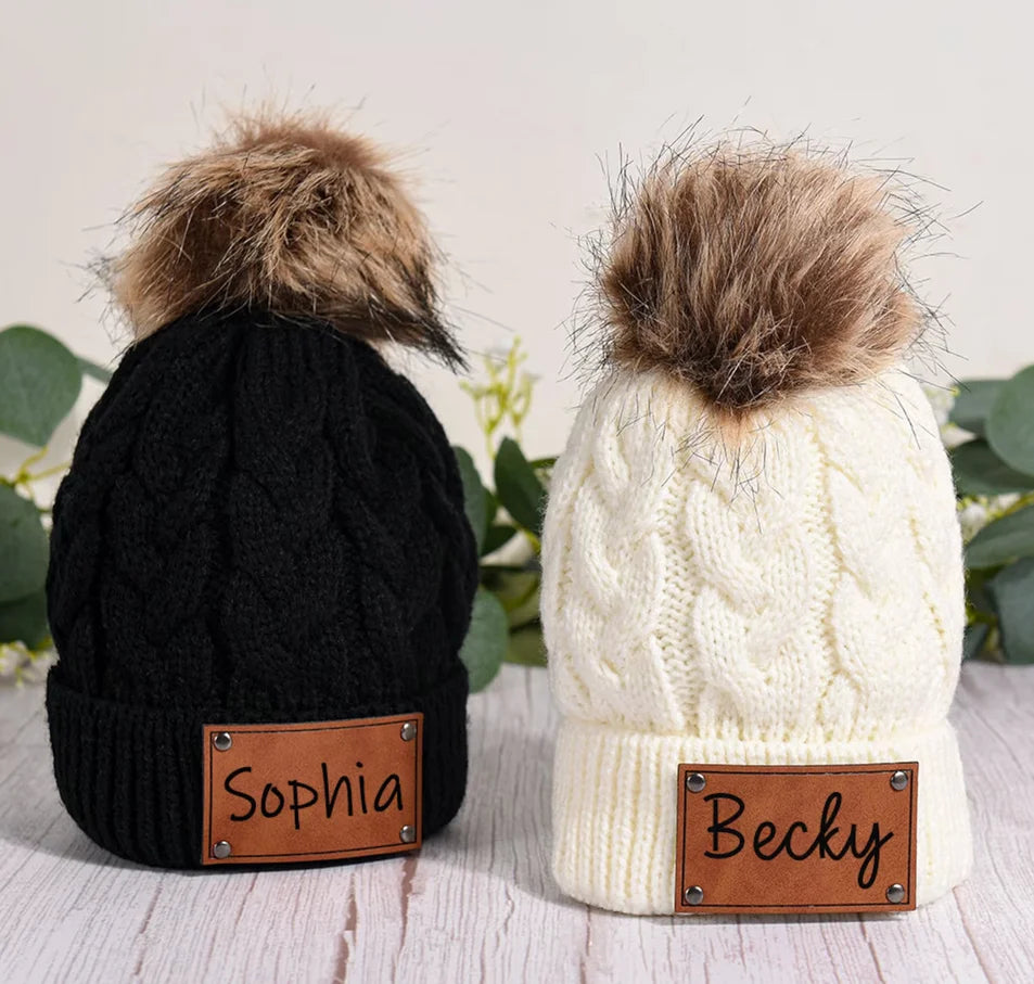 Schwarze und weiße Babymütze mit den Namen Sophia und Becky