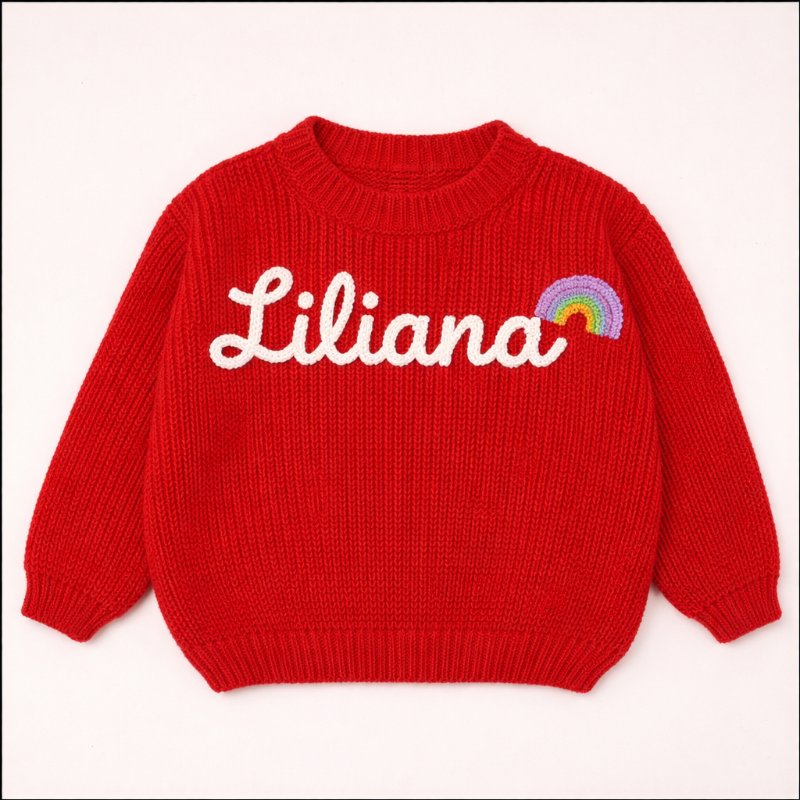 Roter Babypullover mit dem Namen Liliana und einem Regenbogen
