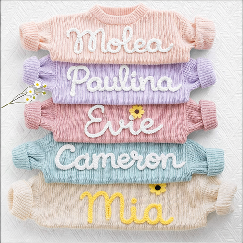Stapel gestrickter Babypullover mit den Namen Molea, Paulina, Evie, Cameron und Mia