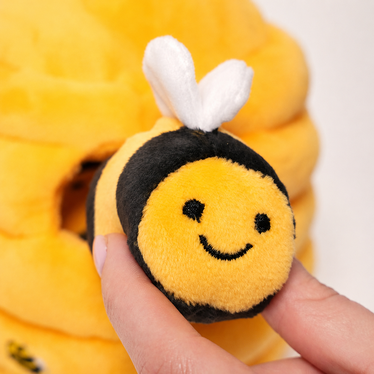 Eine der weichen Bienen in einer Hand