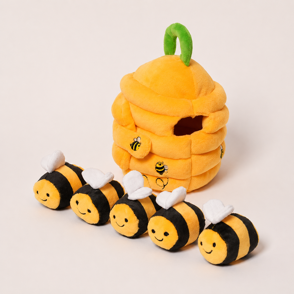 Plüsch-Bienenstock mit fünf weichen Bienen daneben