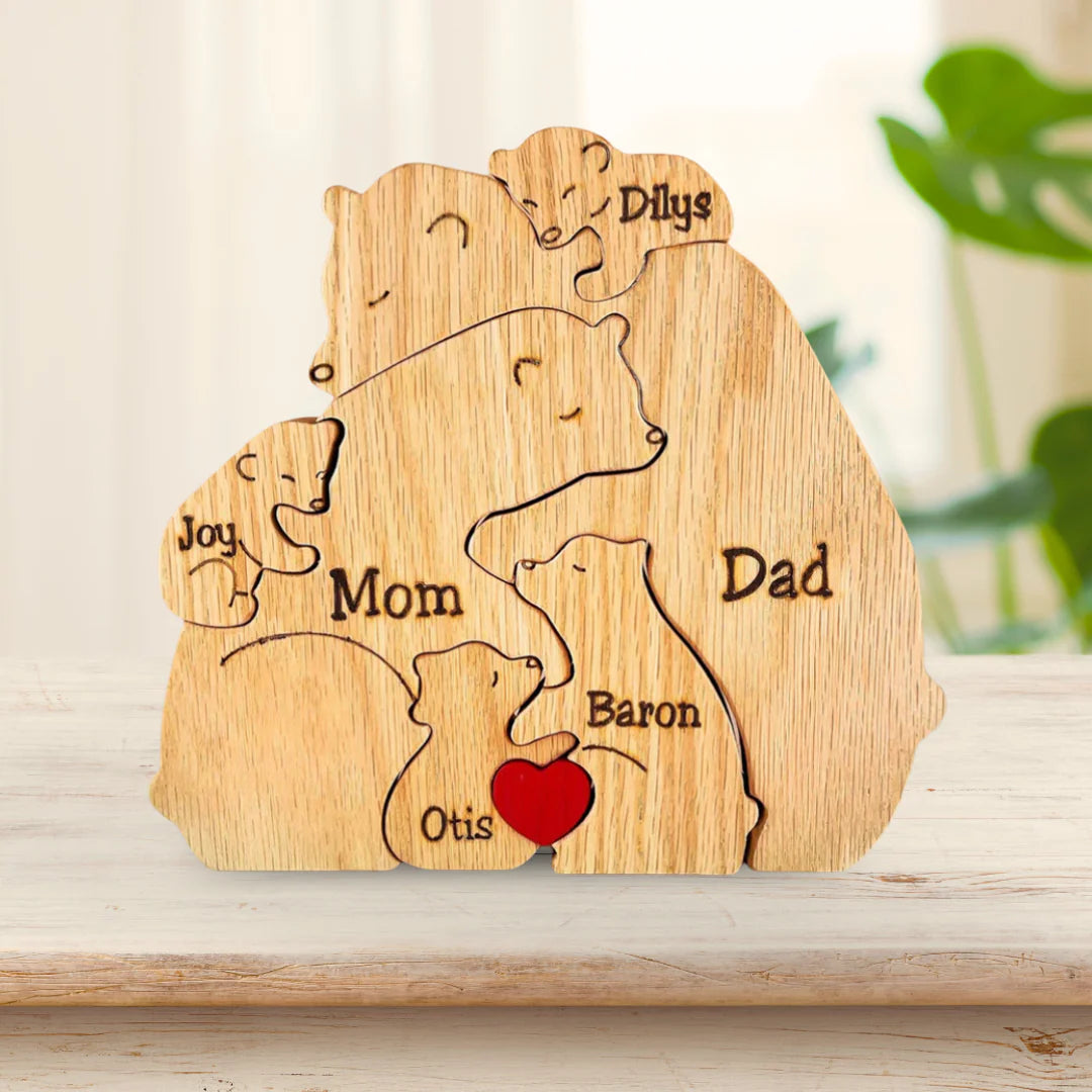 Bärenfamilie aus Holz mit den Namen jedes Familienmitglieds eingraviert