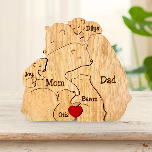 Bärenfamilie aus Holz mit den Namen jedes Familienmitglieds eingraviert