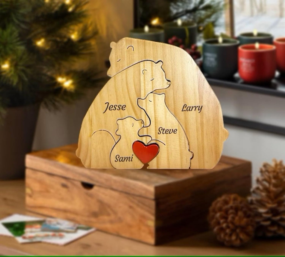 Bärenfamilie auf einem Holzsockel mit fünf Namen