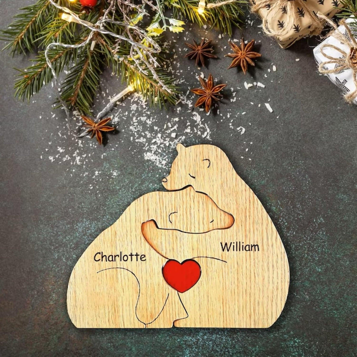 Bärenfamilie aus Holz zwischen Tannenzweigen und Kräutern