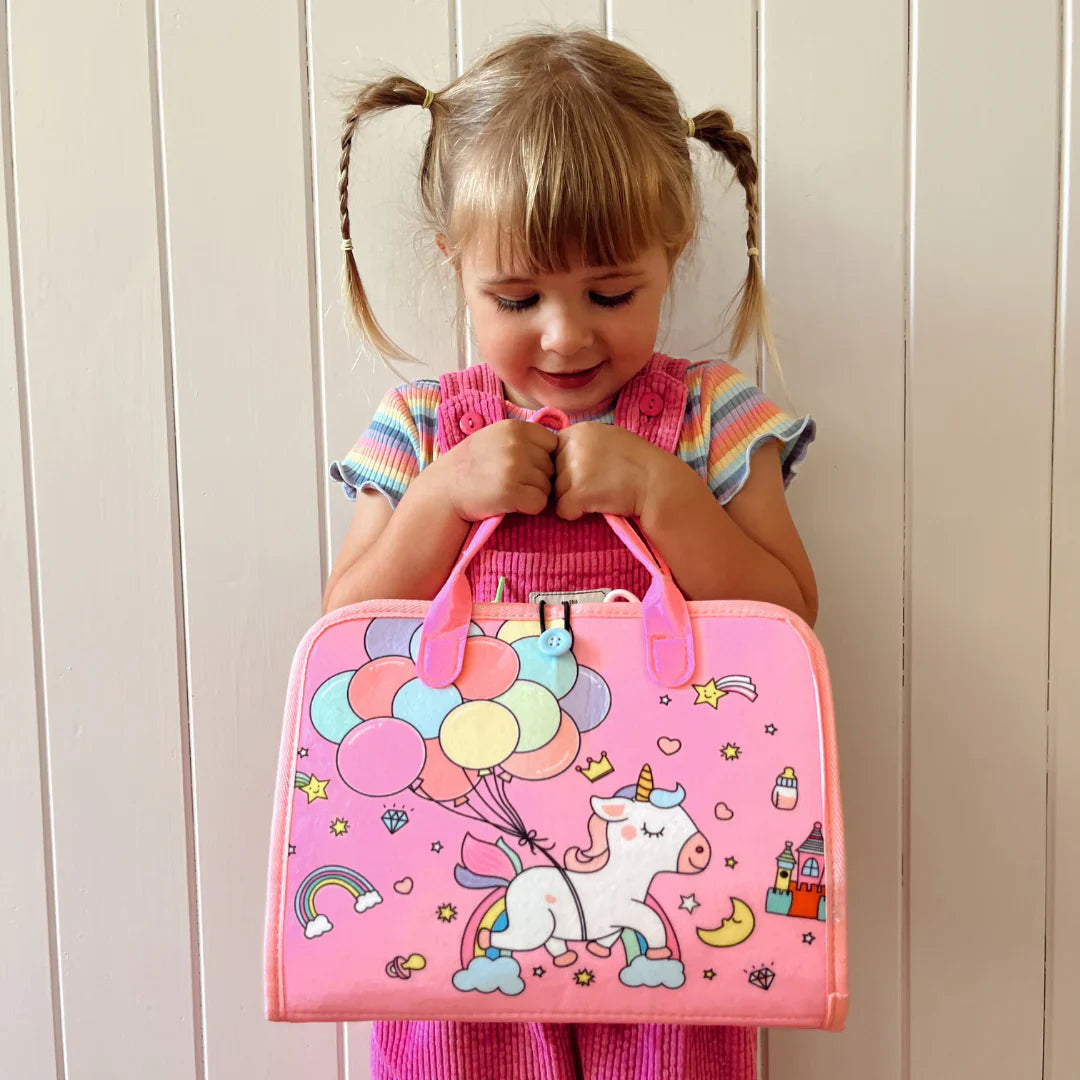 Kind trägt die Tasche selbst am Griff