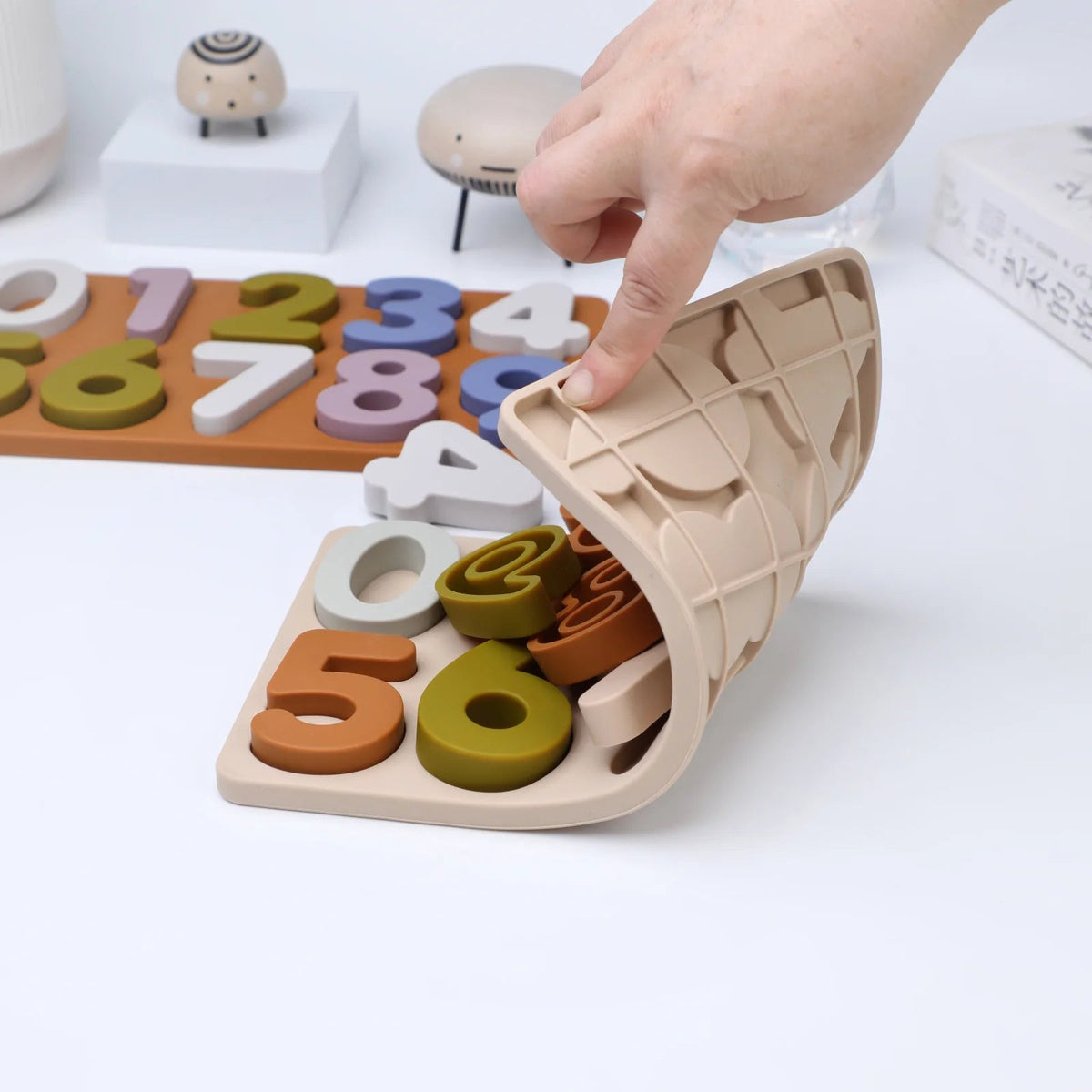 Alphabet, Zahlen Rosa und Zahlen Braun nebeneinander