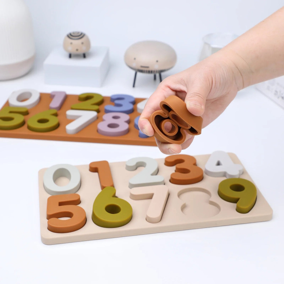 Kind hält einen weichen Silikonbuchstaben in der Hand