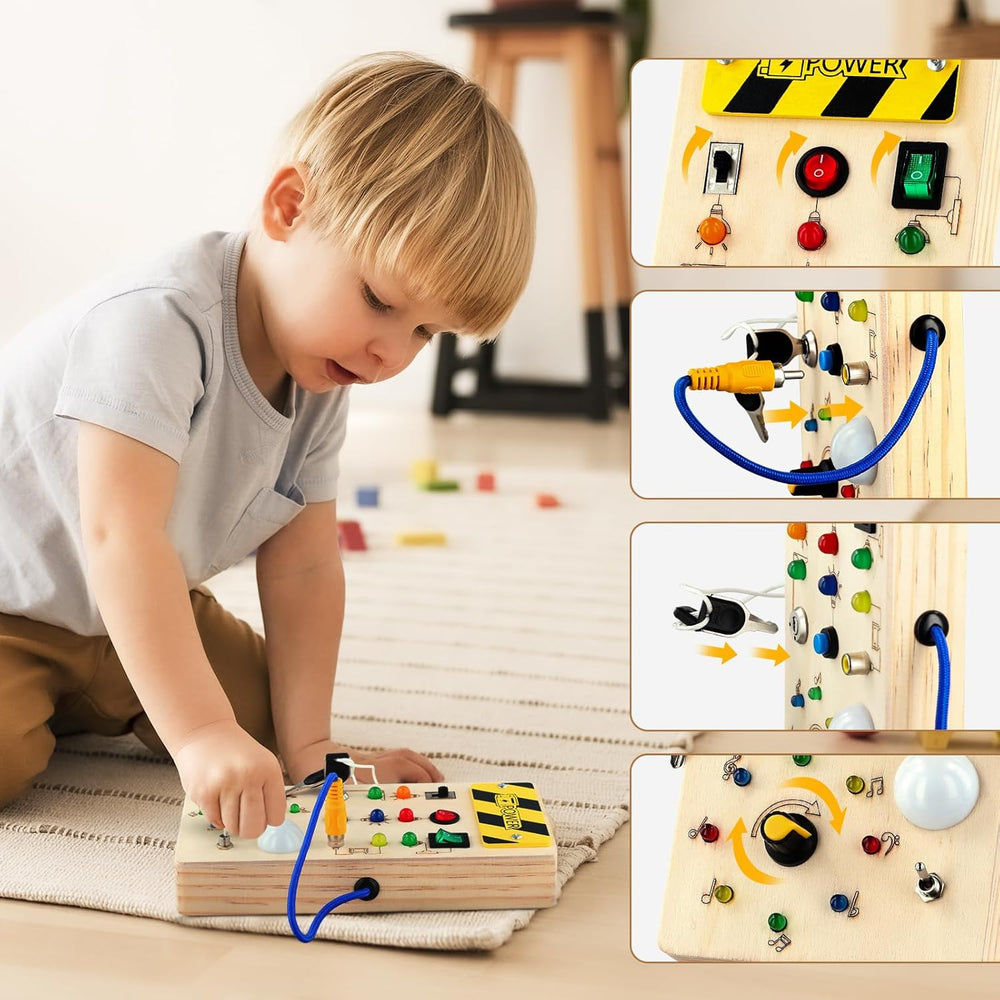 Junge spielt auf dem Boden mit dem Busy Board aus Holz