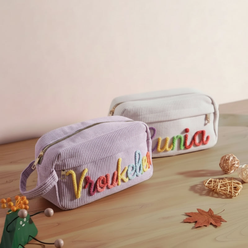 Lila Cord-Federmappe mit einem Namen in bunten Buchstaben