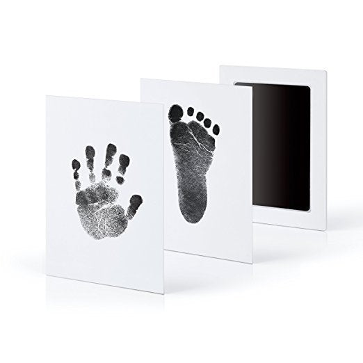 Tintenfreies Abdruckset in Schwarz mit einem Hand- und einem Fußabdruck