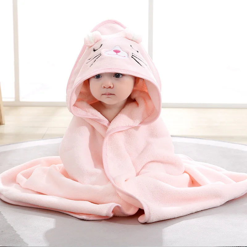 Baby im rosa Kapuzenhandtuch mit Katzenohren