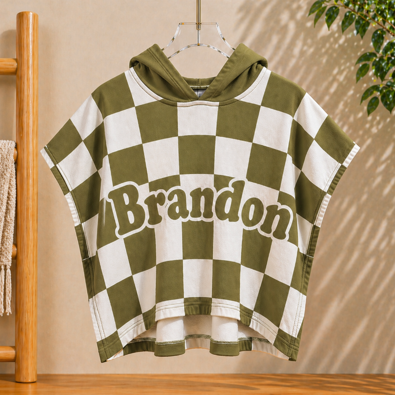 Grünes Kapuzenhandtuch mit dem Namen Brandon