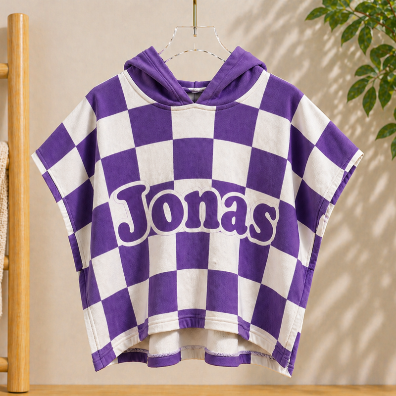 Lila Kapuzenhandtuch mit dem Namen Jonas