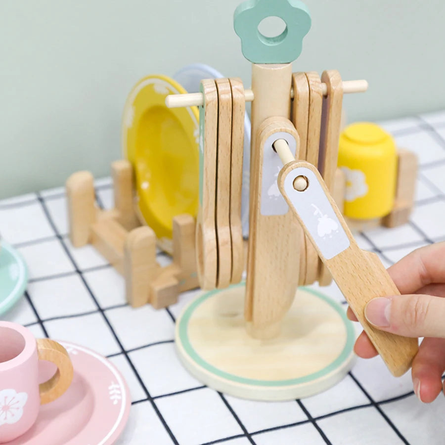 Kinderhand nimmt Besteck aus dem Holzständer