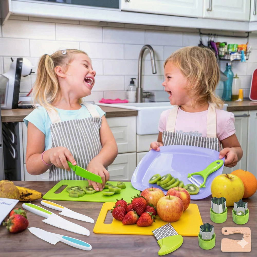 Kindermesser Set mit vier Messern, Schneidebrettern und Ausstechformen