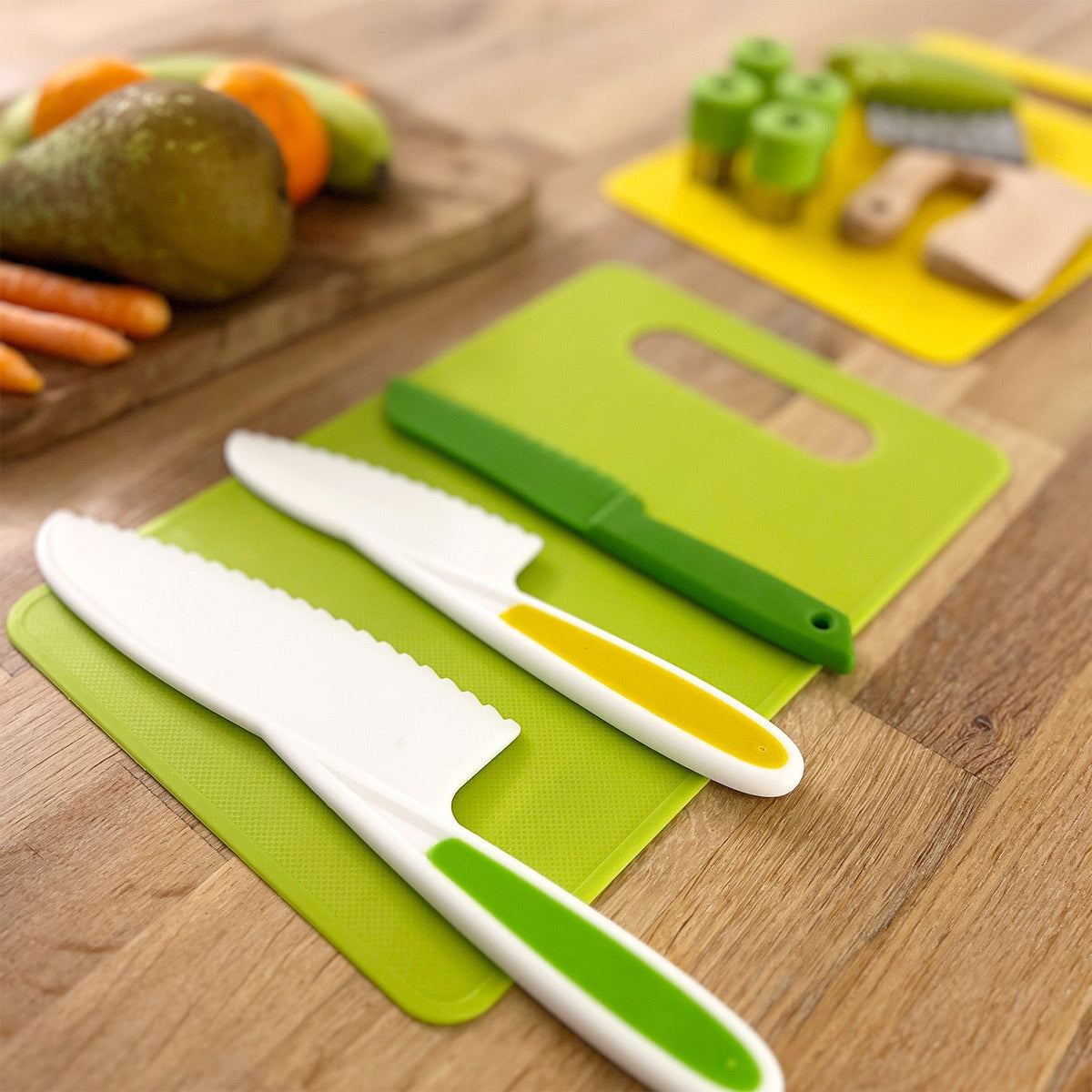 Wellenmesser und Ausstechformen mit Gurke, Karotte und Apfel