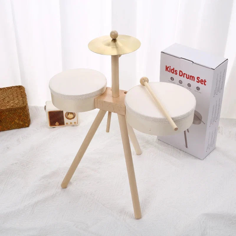 Das Becken und die zwei Trommeln des Kinderschlagzeugs aus Holz