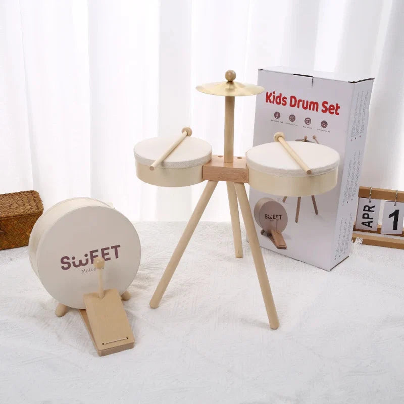 Kinderschlagzeug aus Holz mit zwei Trommeln, Becken und Fußtrommel