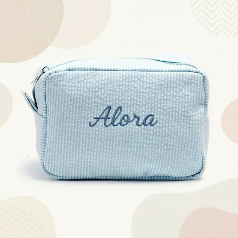 Hellblaue Kulturtasche mit gesticktem Namen