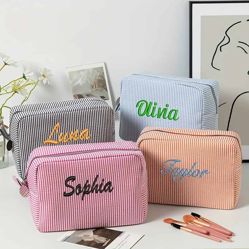 Kulturtaschen mit den Namen Luna, Olivia, Sophia und Taylor
