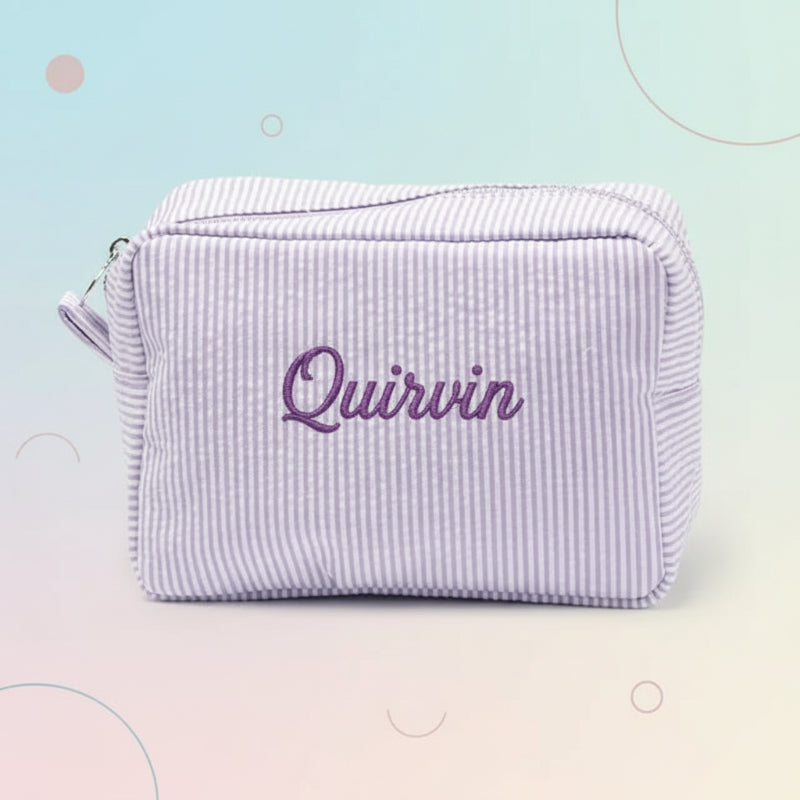 Lila Kulturtasche mit gesticktem Namen