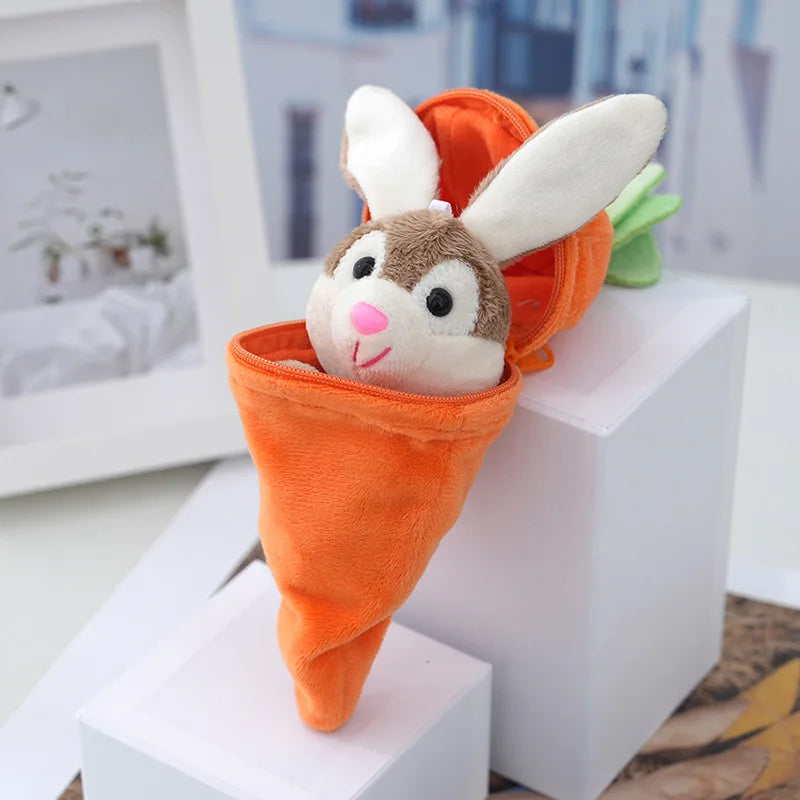 Der Hase schaut aus der Karotte heraus