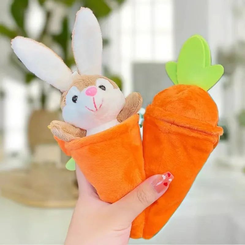 Der Hase wird aus dem Karotten-Beutel gehoben