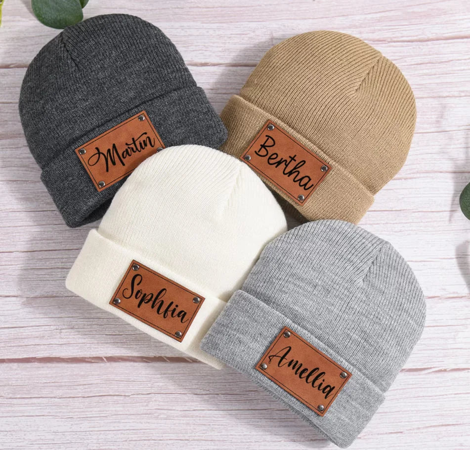 Beanies in Grau, Camel, Weiß und Hellgrau mit gestickten Namen auf dem Patch