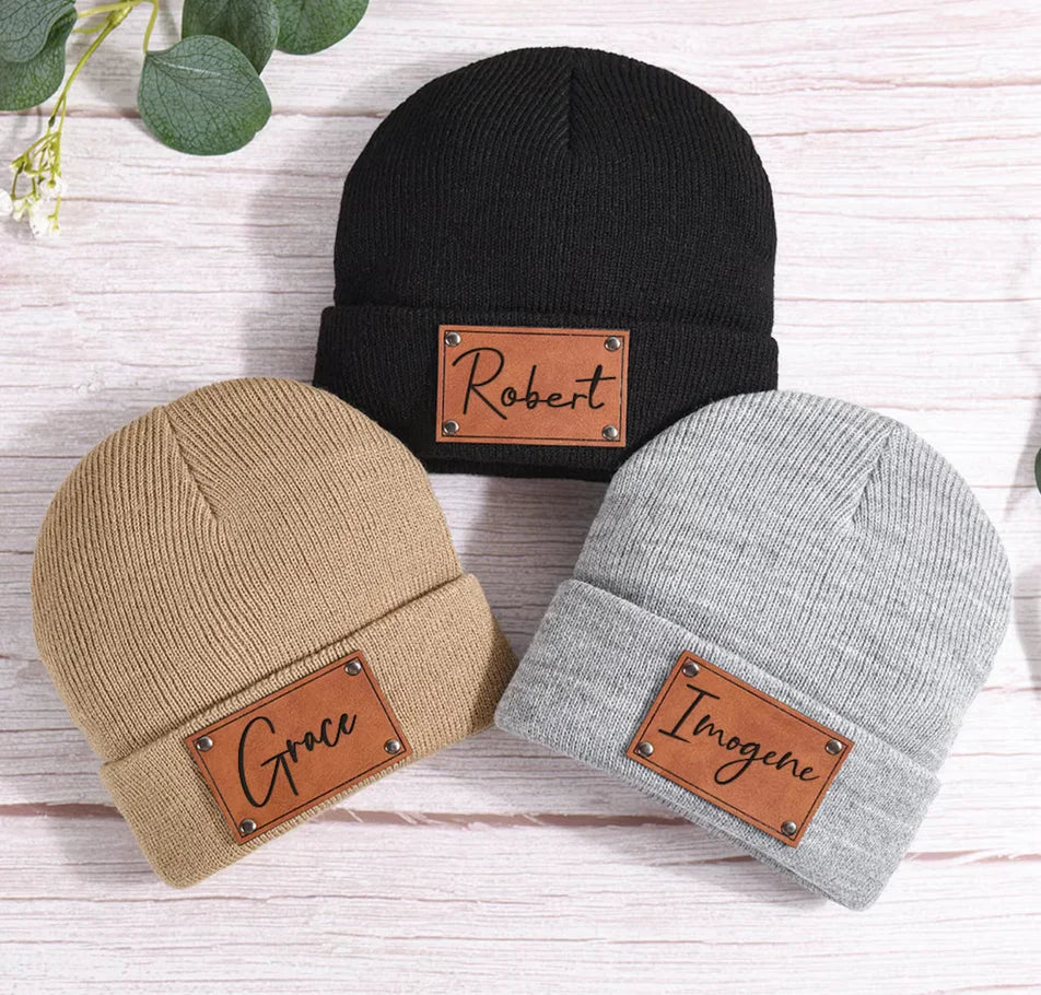Schwarze, camelfarbene und graue Beanie mit den Namen Robert, Grace und Imogene