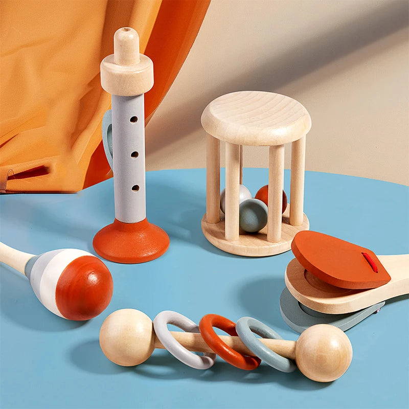 Die Rollrassel, Maracas und Ringrassel nebeneinander