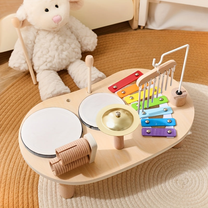 Der Musiktisch aus Holz auf einem Teppich mit einem Kuscheltier daneben