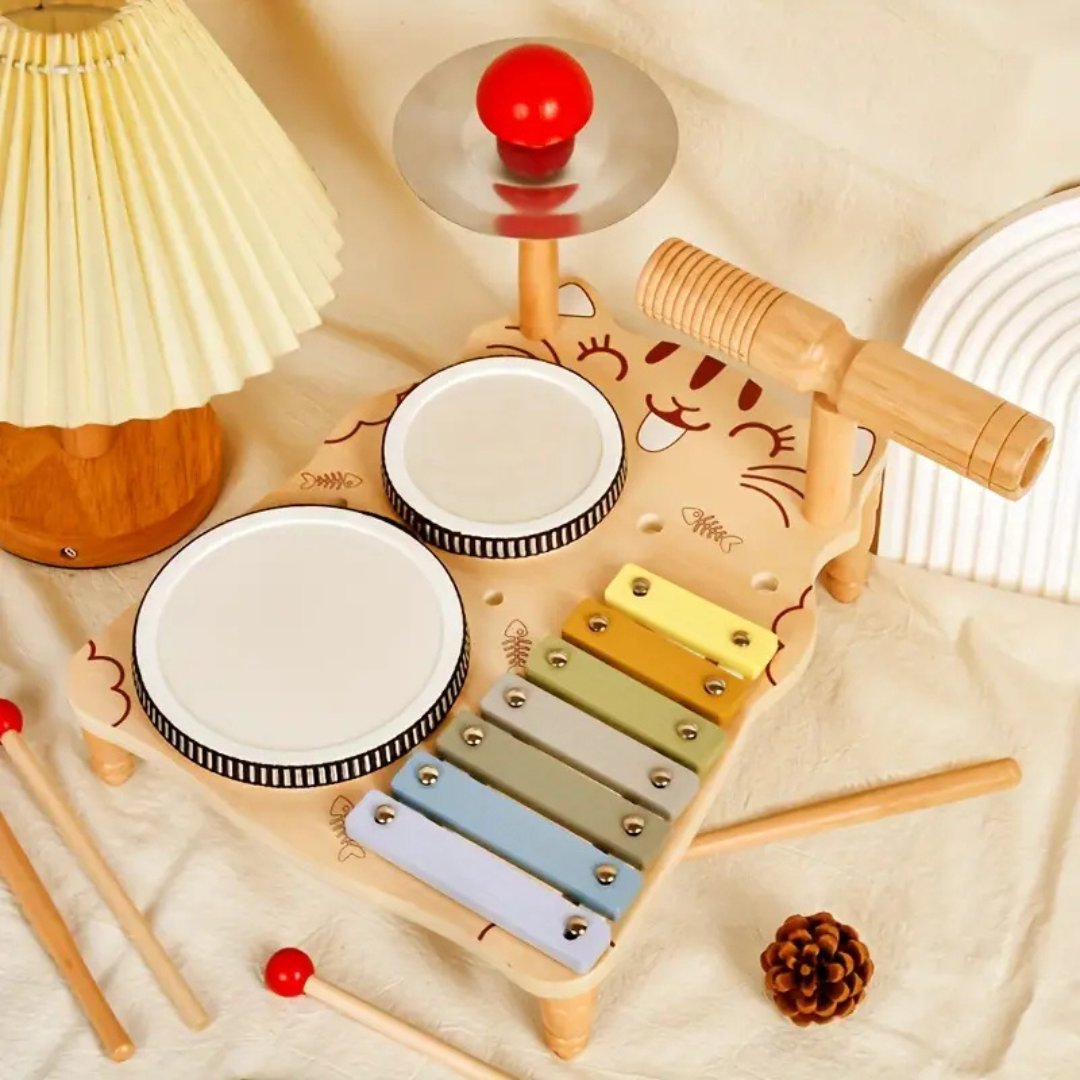 Musikset aus Holz mit Schlagzeug und Xylophon in einem Kinderzimmer