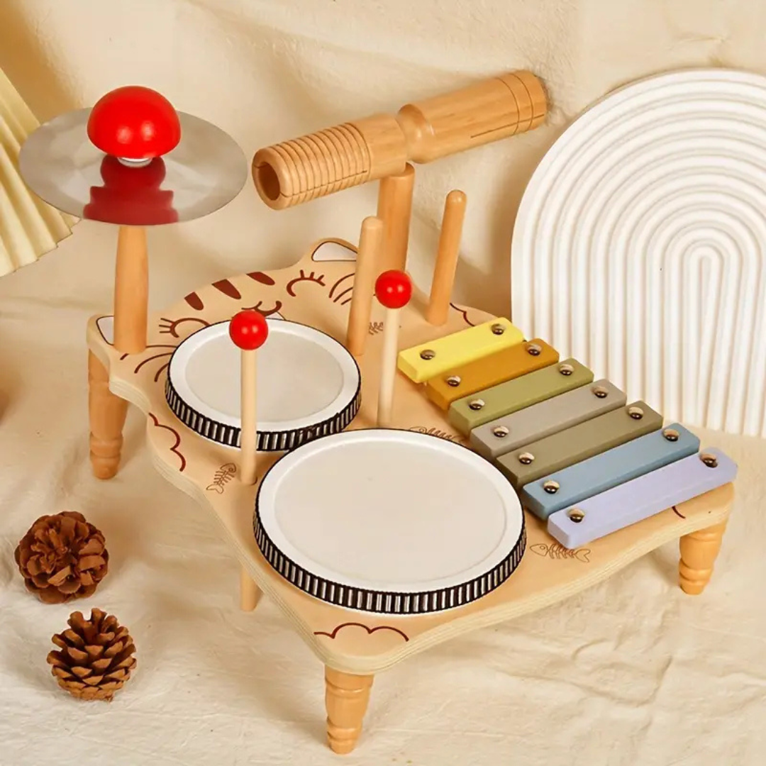 Alle Teile des Musiksets aus Holz: Becken, Trommeln, Xylophon und Rhythmusstab