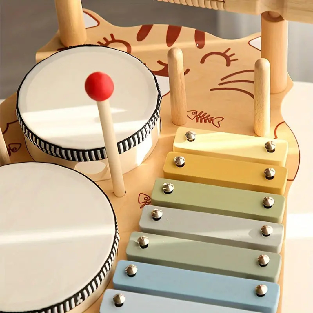Detail der Trommel und der bunten Xylophontasten des Musiksets aus Holz