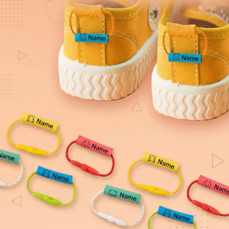 Namensanhänger an den Schnürsenkeln gelber Kindersneaker befestigt