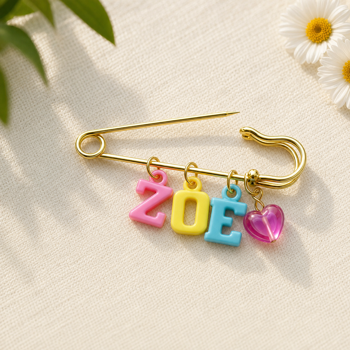 Namensanstecker mit einem rosa Herz als Anhänger
