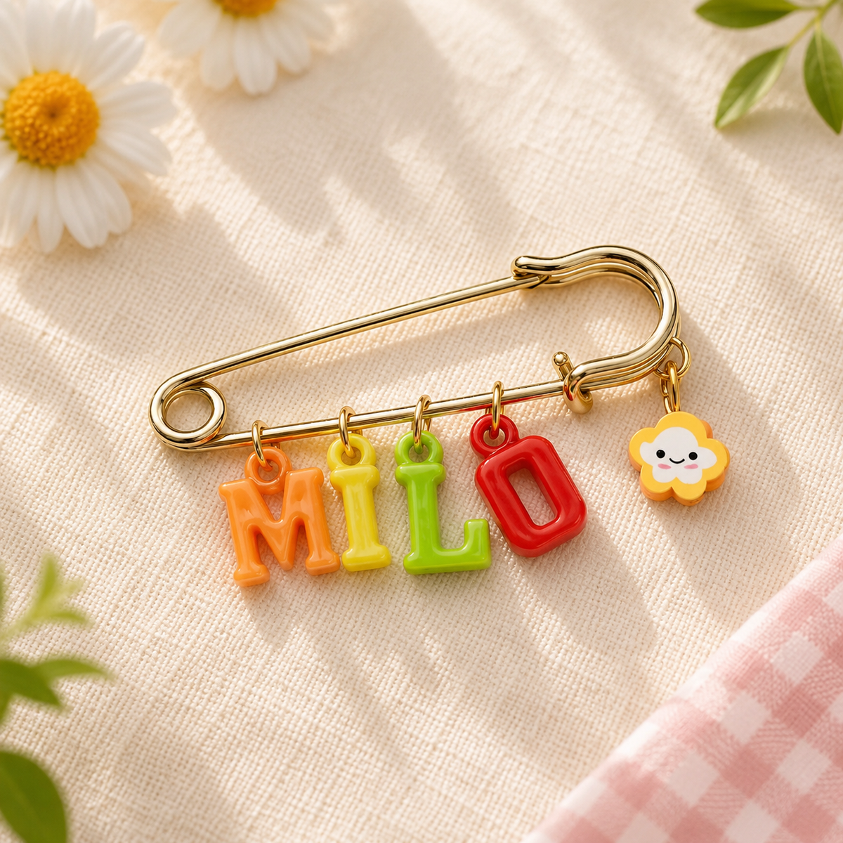 Namensanstecker mit einem Smiley als Anhänger
