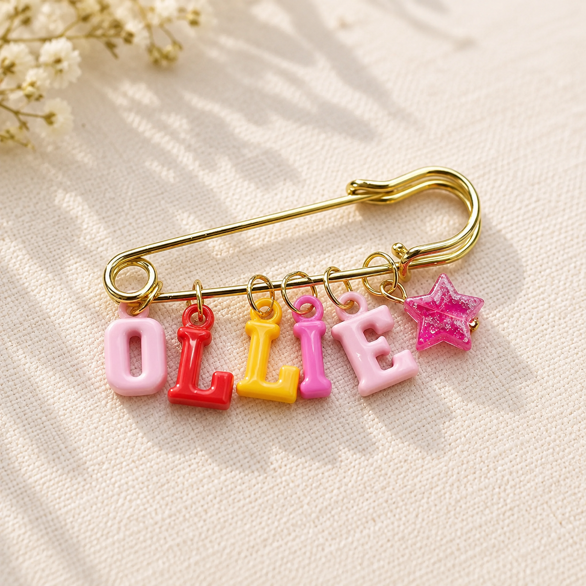 Namensanstecker mit einem rosa Stern als Anhänger