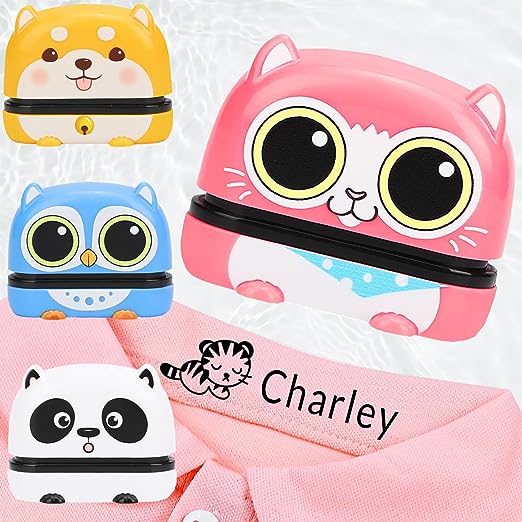 Vier Namensstempel und davor ein Shirt mit dem gestempelten Namen Charley