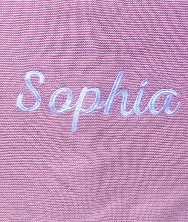Nahaufnahme des maschinell bestickten Namens Sophia in glatten Stichen