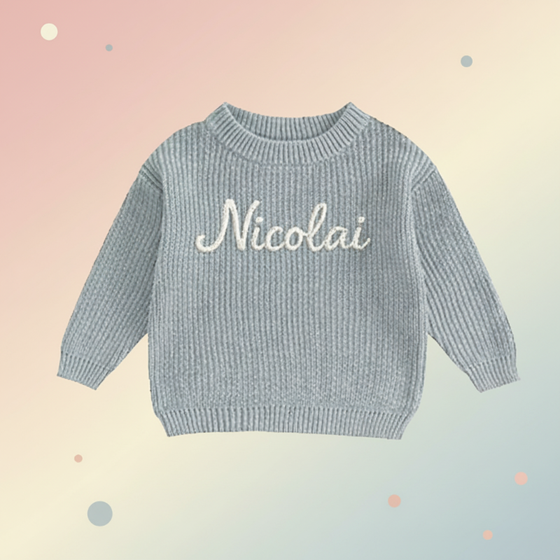 Grauer Pullover mit dem Namen Nicolai